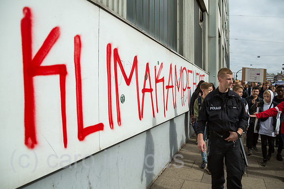 Deutschland, Bremen - fridays for future - Demonstration, Slogan an der Wand: Klimakampf heisst Klassenkampf