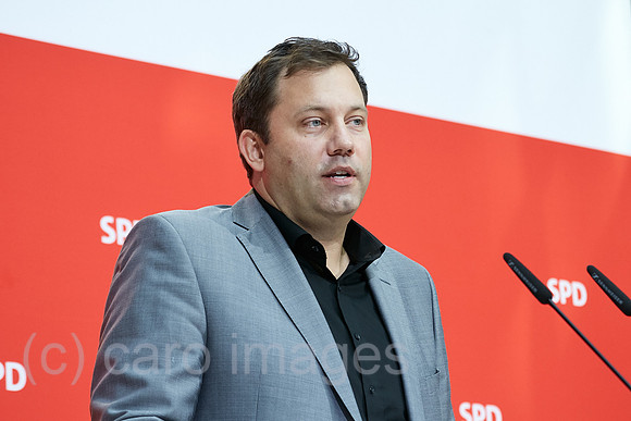 Berlin, Deutschland - Lars Klingbeil, Generalsekretaer der SPD bei einer Pressekonferenz.