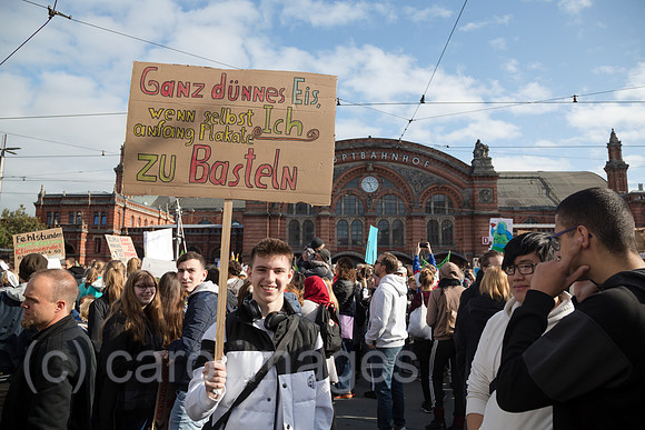 Deutschland, Bremen - fridays for future - Demonstration mit ueber 30.000 Teilnehmern