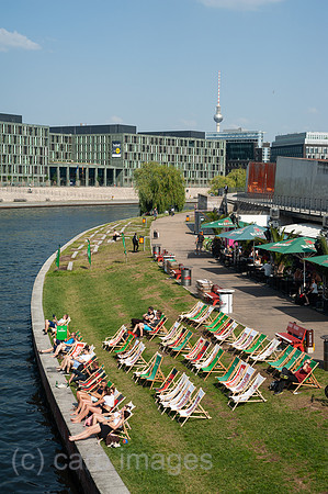 Berlin, Deutschland, Strandbar Capital Beach am Spreeufer in Mitte