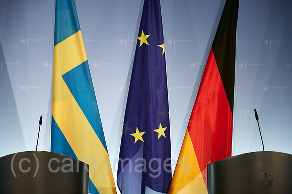 Berlin, Deutschland - Die Fahnen Schwedens, der EU und Deutschlands im Presseraum des Aussenministeriums.