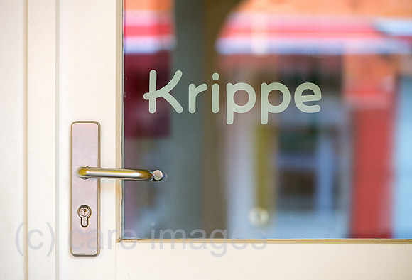 Schriftzug Krippe an der Tuer einer KITA