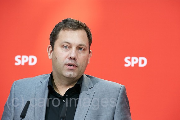 Berlin, Deutschland - Lars Klingbeil, Generalsekretaer der SPD bei einer Pressekonferenz.