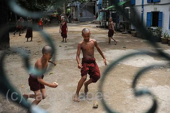 Yangon, Myanmar, Moenchsnovizen spielen im Klosterhof Fussball