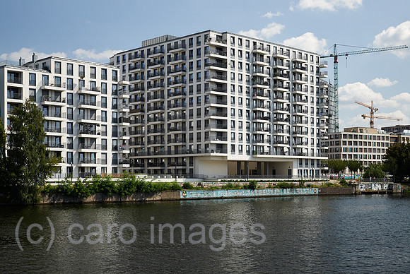 Berlin, Deutschland - Blick ueber die Spree auf neu erbaute Wohnhaeuser am Flussufer in Berlin-Friedrichshain.