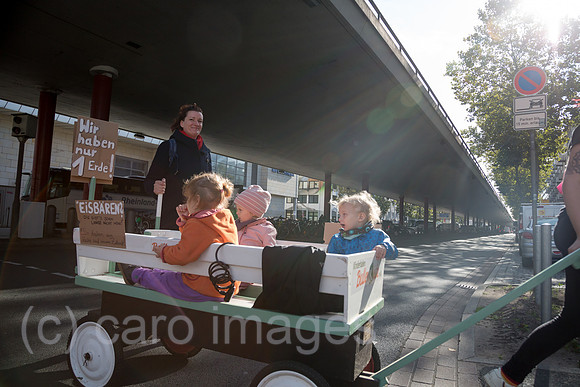 Deutschland, Bremen - fridays for future - Demonstration, Kleinkinder in einem Bollerwagen