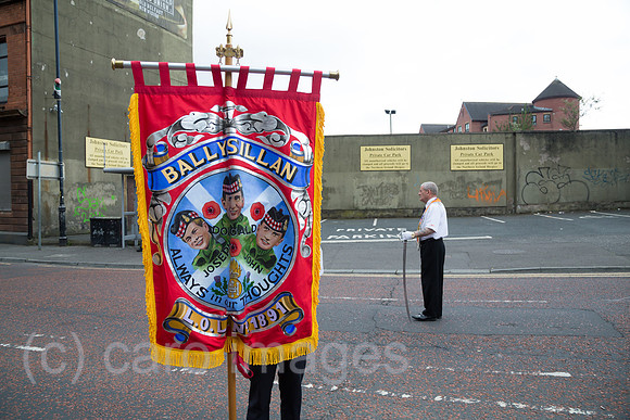 Grossbritannien, Belfast - Unterbrechung bei der Parade am Orangemens Day, protestantischer, politisch aufgeladener jaehrlicher Feiertag, Gedenken Schlacht am Boyne