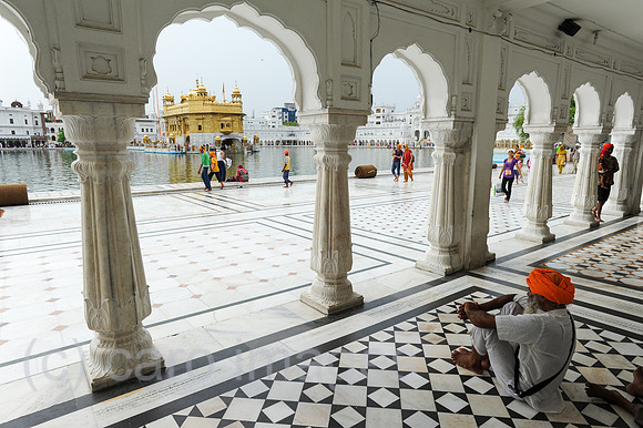 Amritsar, Indien, Glaeubige Sikhs am heiligtum Goldenenr Tempel