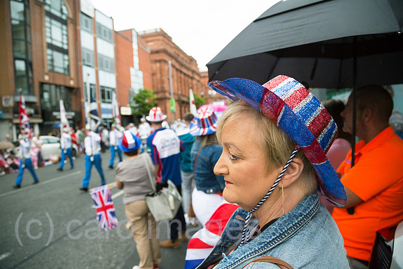 Grossbritannien, Belfast - Zuschauer beim Orangemens Day, protestantischer, politisch aufgeladener jaehrlicher Feiertag zum Gedenken an die Schlacht am Boyne