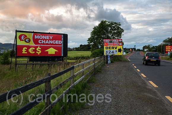 Irland, Dundalk - Werbung fuer Wechselstube direkt auf der irischen Grenze an einer Landtrasse Richtung Belfast (nach rechts)