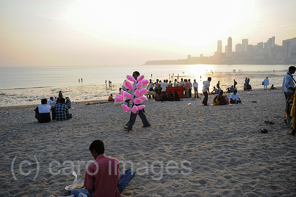 Mumbai, Indien, Fliegender Haendler mit Zuckerwatte am Chowpatty Strand