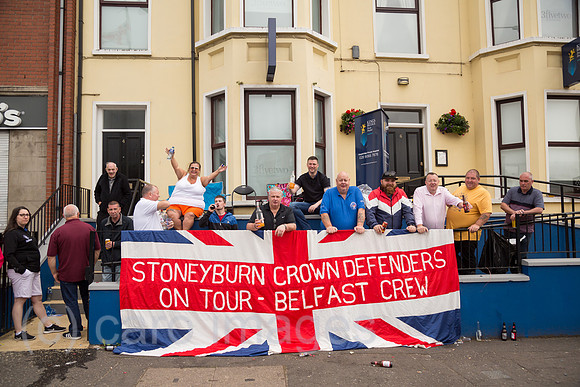 Grossbritannien, Belfast - Zuschauer beim Orangemens Day, protestantischer, politisch aufgeladener jaehrlicher Feiertag zum Gedenken an die Schlacht am Boyne