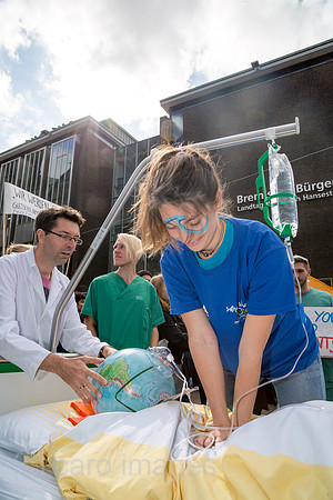 Deutschland, Bremen - fridays for future - Demonstration, Krankenhauspersonal hat den Patienten Erde zur Reanimation ins Bett gelegt