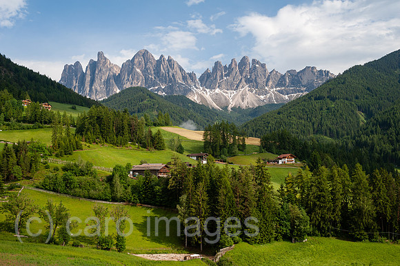 St. Magdalena, Villnoess, Trentino, Suedtirol, Naturpark Villnoesstal mit den Bergen der Puez Geislergruppe