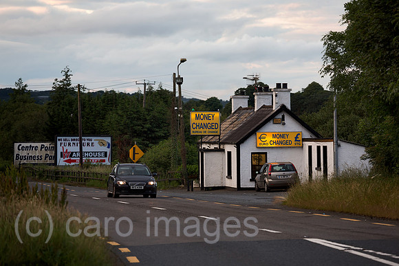 Irland, Dundalk - Irische Grenze: Wechselstube an einer Landtrasse Richtung Belfast