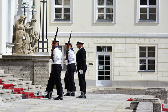 Berlin, Deutschland - Marine-Soldaten des Wachbatallions schreiten zum Eingangsportal von Schloss Bellevue.