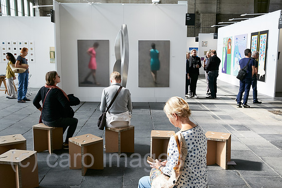 Berlin, Deutschland - Kunstmesse Positions Berlin im Hangar 4 Flughafen Tempelhof.