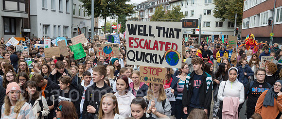Deutschland, Bremen - fridays for future - Demonstration mit ueber 30.000 Teilnehmern