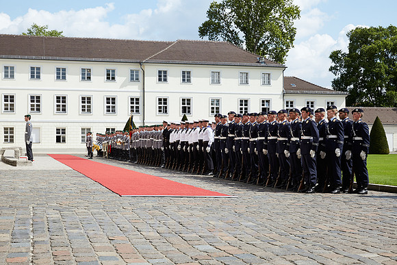 Berlin, Deutschland - Das Stabsmusikkorps und Soldaten des Wachbatallions im Ehrenhof von Schloss Bellevue.