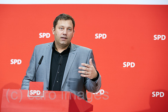 Berlin, Deutschland - Lars Klingbeil, Generalsekretaer der SPD bei einer Pressekonferenz.