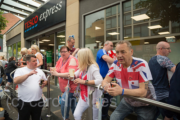 Grossbritannien, Belfast - Zuschauer beim Orangemens Day, protestantischer, politisch aufgeladener jaehrlicher Feiertag zum Gedenken an die Schlacht am Boyne