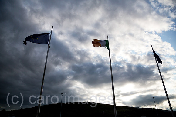 Irland, Dundalk - Irische Grenze: Irische Fahne eingerahmt von zwei EU-Fahnen, die Berge gehoeren zu Nordirland