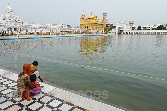 Amritsar, Indien, Sikhs am heiligen Becken vor dem Goldenen Temp
