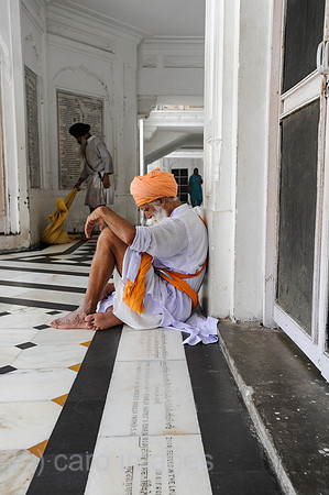 Amritsar, Indien, Glaeubiger Sikh am Heiligtum Goldener Tempel