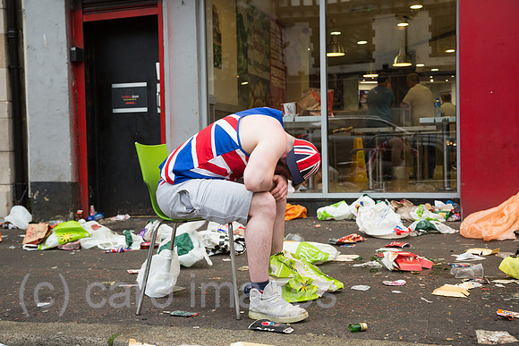 Grossbritannien, Belfast - Betrunkener nach dem Orangemens Day, protestantischer, jaehrlicher Feiertag zum Gedenken an die Schlacht am Boyne