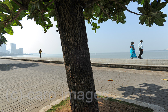Mumbai, Indien, Menschen auf der Uferpromenade entlang der Marine Drive