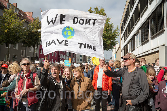 Deutschland, Bremen - fridays for future - Demonstration mit ueber 30.000 Teilnehmern