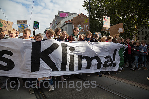 Deutschland, Bremen - fridays for future - Demonstration mit ueber 30.000 Teilnehmern
