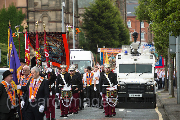 Grossbritannien, Belfast - Polizei am Orangemens Day, protestantischer, politisch aufgeladener jaehrlicher Feiertag zum Gedenken an die Schlacht am Boyne