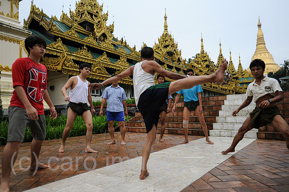 Yangon, Myanmar, Maenner spielen Chinlone bei der Shwedagon-Pagode