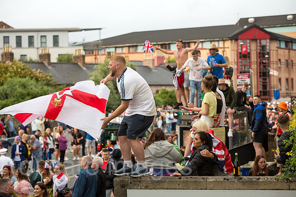 Grossbritannien, Belfast - Zuschauer beim Orangemens Day, protestantischer, politisch aufgeladener jaehrlicher Feiertag zum Gedenken an die Schlacht am Boyne