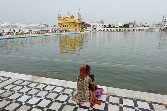 Amritsar, Indien, Sikh Frau mit Kindern am heiligen Becken vorm