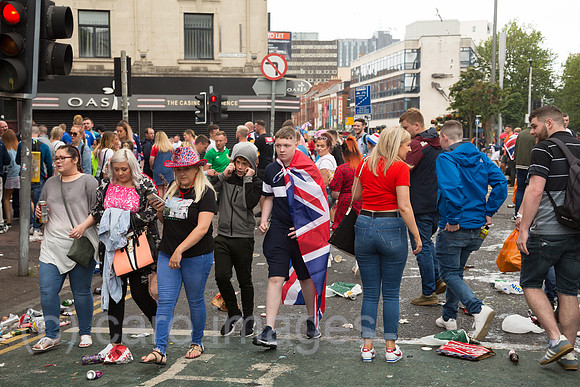 Grossbritannien, Belfast - Junge Zuschauer beim Orangemens Day, protestantischer, politisch aufgeladener jaehrlicher Feiertag zum Gedenken an die Schlacht am Boyne