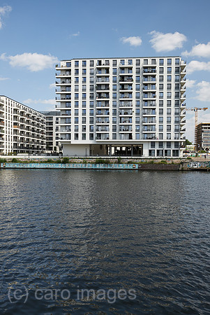 Berlin, Deutschland - Blick ueber die Spree auf neu erbaute Wohnhaeuser am Flussufer in Berlin-Friedrichshain.