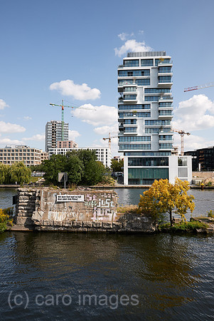 Berlin, Deutschland - Blick ueber die Spree auf neu erbaute Wohnhaeuser am Flussufer in Berlin-Friedrichshain.