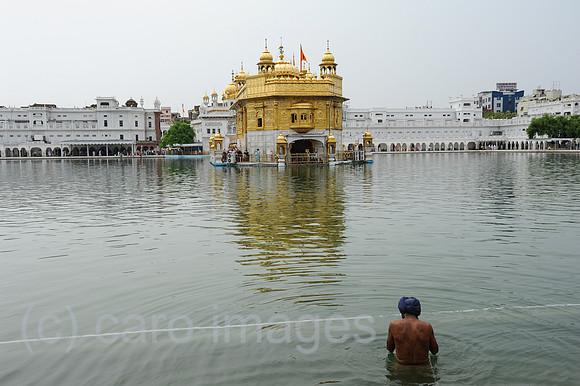 Amritsar, Indien, Glaeubiger Sikh badet im heiligen Becken am Goldenen Tempel