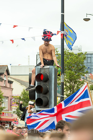 Grossbritannien, Belfast - Junge Zuschauer beim Orangemens Day, protestantischer, politisch aufgeladener jaehrlicher Feiertag zum Gedenken an die Schlacht am Boyne
