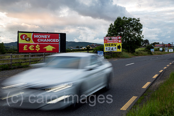 Irland, Dundalk - Werbung fuer Wechselstube direkt auf der irischen Grenze an einer Landtrasse Richtung Belfast (nach rechts)