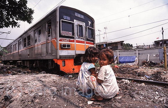 Jakarta, Indonesien, Zwei Maedchen im Elendsviertel entlang der Bahnschienen
