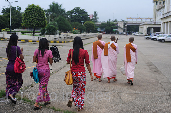 Yangon, Myanmar, Junge Frauen und buddhistische Nonnen