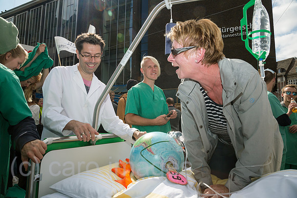 Deutschland, Bremen - fridays for future - Demonstration, Krankenhauspersonal hat den Patienten Erde zur Reanimation ins Bett gelegt