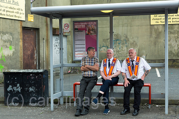 Grossbritannien, Belfast - Unterbrechung bei der Parade am Orangemens Day, protestantischer, politisch aufgeladener jaehrlicher Feiertag