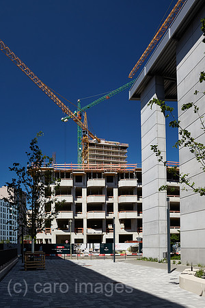Berlin, Deutschland - Das Buerohochhaus Spreeturm und das Bauprojekt Upside Berlin in Berlin-Friedrichshain.