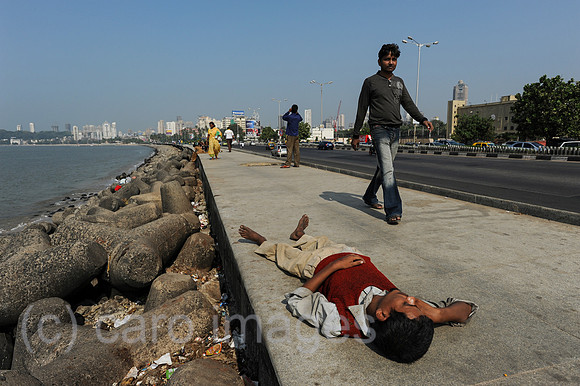 Mumbai, Indien, Menschen auf der Uferpromenade entlang der Marine Drive