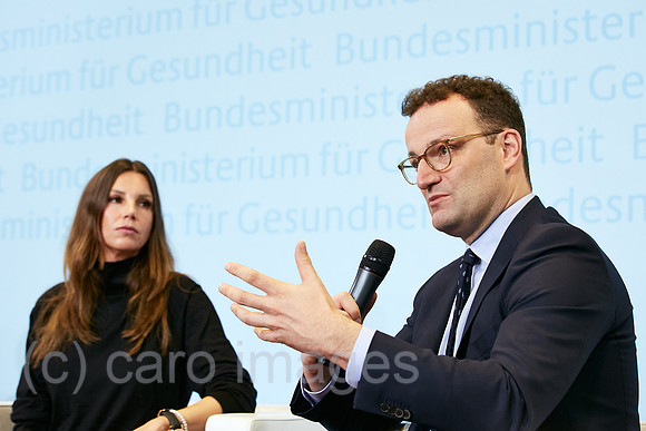 Berlin, Deutschland - Teresa Enke und Jens Spahn, Bundesgesundheitsminister bei einem Pressegespraech.