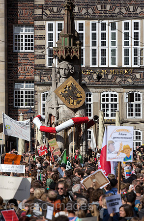 Deutschland, Bremen - fridays for future - Demonstration Schlusskundgebung auf den Marktplatz, im Bild der Roland
